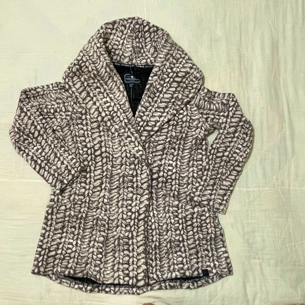 Tonia Debellis (Canada) Size XL. Beautiful brown, tan luxurious pattern.